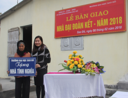 Trường Đại học Sao Đỏ bàn giao nhà Đại đoàn kết cho gia đình bà Nguyễn Thị Đào