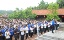 Tân sinh viên Trường Đại học Sao Đỏ dâng hương tại đền thờ Thầy giáo Chu Văn An và nữ Tiến sĩ Nguyễn Thị Duệ