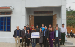 Trường Đại học Sao Đỏ trao tặng 10 ngôi nhà Đại đoàn kết cho gia đình khó khăn trên địa bàn thị xã Chí Linh