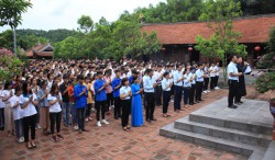 Tân sinh viên Trường Đại học Sao Đỏ dâng hương tưởng niệm thầy giáo Chu Văn An và nữ Tiến sĩ Nguyễn Thị Duệ