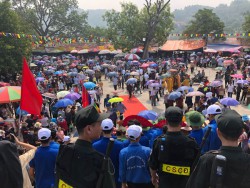 Sinh viên Trường Đại học Sao Đỏ: Tâm huyết, nhiệt tình trong hoạt động tình nguyện tại Lễ hội mùa thu Côn Sơn – Kiếp Bạc năm 2019