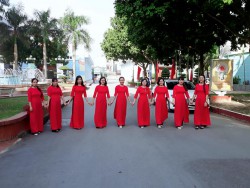 Nữ cán bộ viên chức Trường Đại học Sao Đỏ duyên dáng trong Tuần lễ áo dài