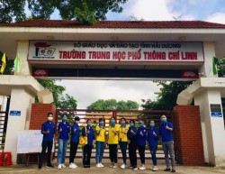 Sinh viên Đinh Vũ Hoàng Nam (đứng thứ nhất từ trái qua) tham gia tình nguyện tiếp sức mùa thi