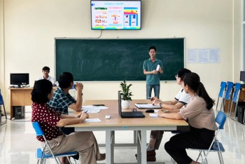 Sinh viên Vi Long Nhất, Trương Văn Tuấn bảo vệ đề tài "Nghiên cứu, xây dựng ứng dụng Chợ nông sản trên điện thoại di động"
