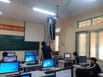 Khoa Công nghệ thông tin tổ chức hoạt động tình nguyện bảo trì phòng máy tại Trung tâm GDNN-GDTX  Tp.Chí Linh