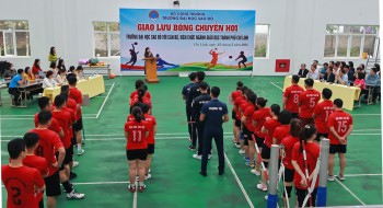 Giao lưu bóng chuyền hơi giữa Trường Đại học Sao Đỏ với cán bộ, viên chức ngành giáo dục thành phố Chí Linh