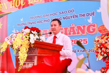 Trường THPT Nguyễn Thị Duệ (trực thuộc Trường Đại học Sao Đỏ) tưng bừng khai giảng năm học mới