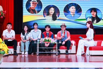 Tân sinh viên K16 giao lưu với cựu sinh viên thành đạt và sinh viên tiêu...