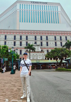 Cựu sinh viên Nguyễn Ngọc Quý trong chuyến đi công tác tại nước ngoài