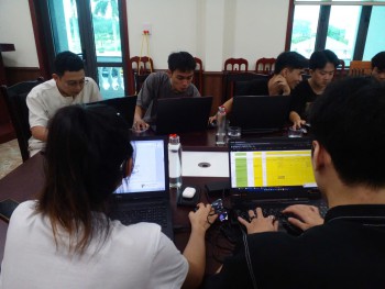 Sinh viên Đại học Sao Đỏ tích cực hỗ trợ địa phương làm sạch CSDL quốc gia
