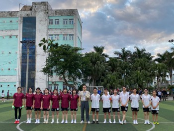 Trận thi đấu bóng đá nữa giữa liên khoa Công nghệ thông tin - Cơ khí - Ô tô với liên khoa Kinh tế - Luật & GD đại cương