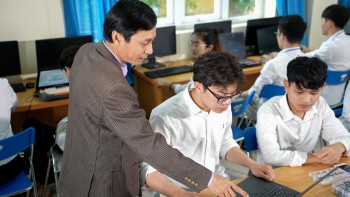 Hành trình tri thức và ân tình người lái đò