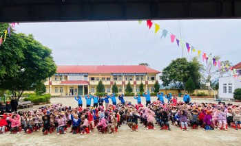 Tuổi trẻ Đại học Sao Đỏ thắp sáng niềm tin nơi Biên cương Cao Bằng.