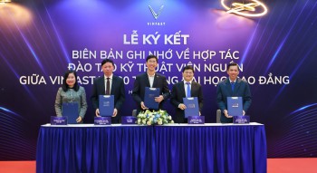 NGƯT. TS. Nguyễn Thị Kim Nguyên – Bí thư Đảng Ủy, Hiệu trưởng Trường Đại học Sao Đỏ ký kết biên bản ghi nhớ hợp tác với VinFast