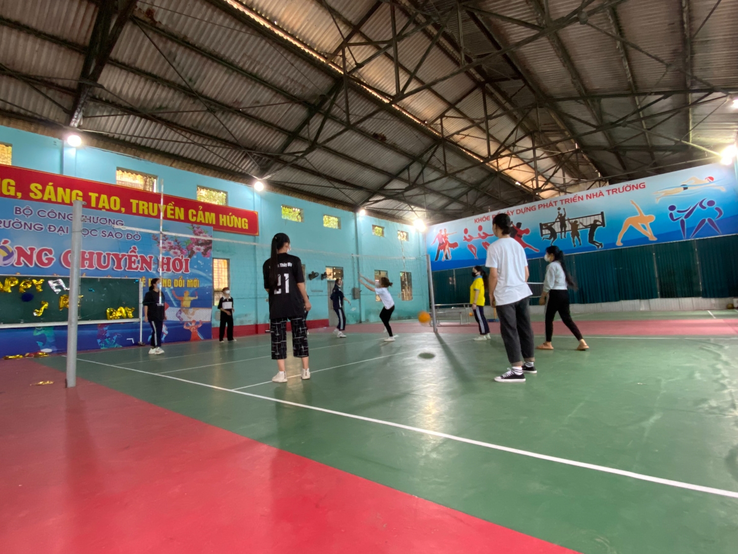 Tinh thần tập luyện của đội bóng chuyền hơi Khoa Công nghệ thông tin chuẩn bị cho giải bóng chuyền Chào mừng ngày Nhà giáo Việt Nam 20/11