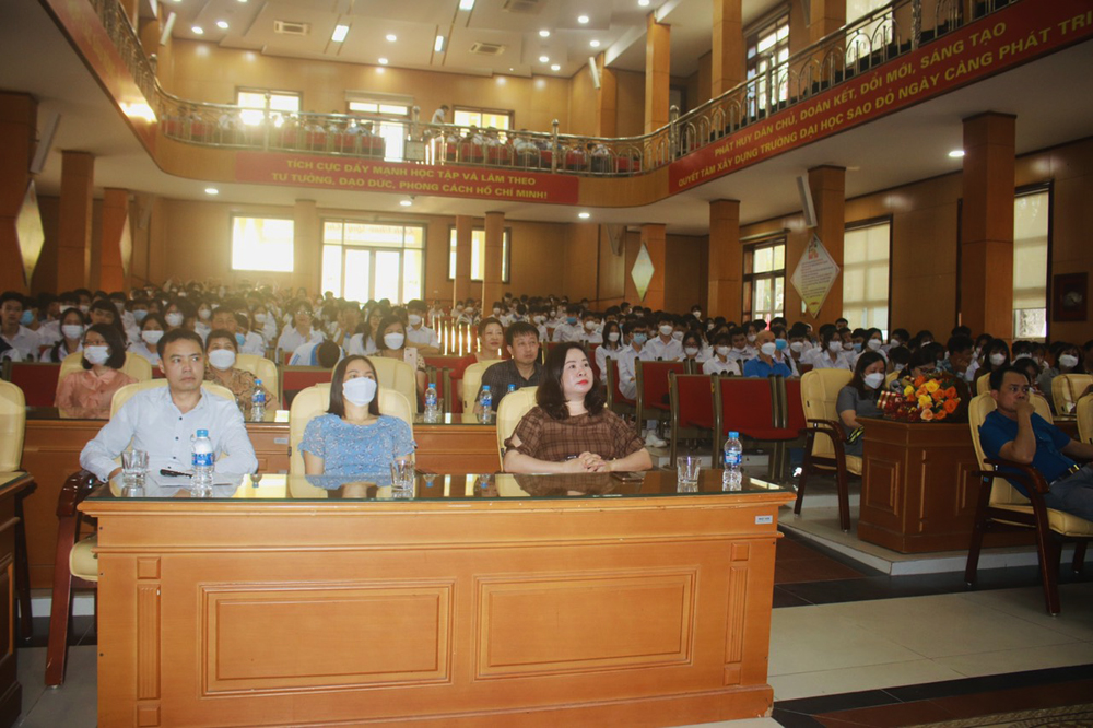 Trường Đại học Sao Đỏ tổ chức tư vấn, định hướng nghề nghiệp cho học sinh Trường trung học phổ thông Trần Phú