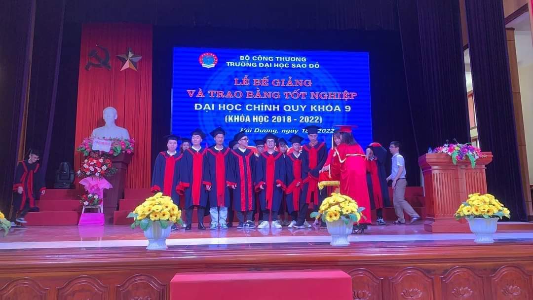 Trường Đại học Sao Đỏ tổ chức lễ bế giảng và trao bằng tốt nghiệp cho sinh viên đại học chính quy khóa 9