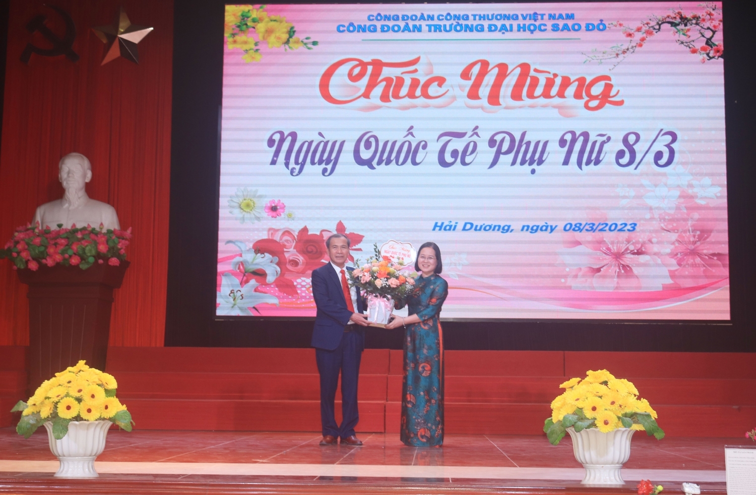 NGND.TS. Đinh Văn Nhượng – Bí thư Đảng ủy, Hiệu trưởng tặng hoa chúc mừng nữ cán bộ viên chức và nữ sinh Nhà trường