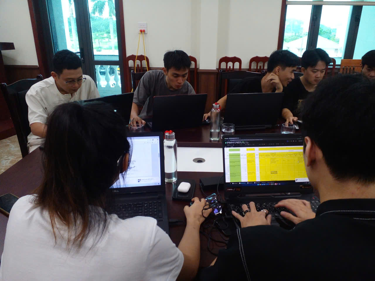 Sinh viên Đại học Sao Đỏ tích cực hỗ trợ địa phương làm sạch CSDL quốc gia
