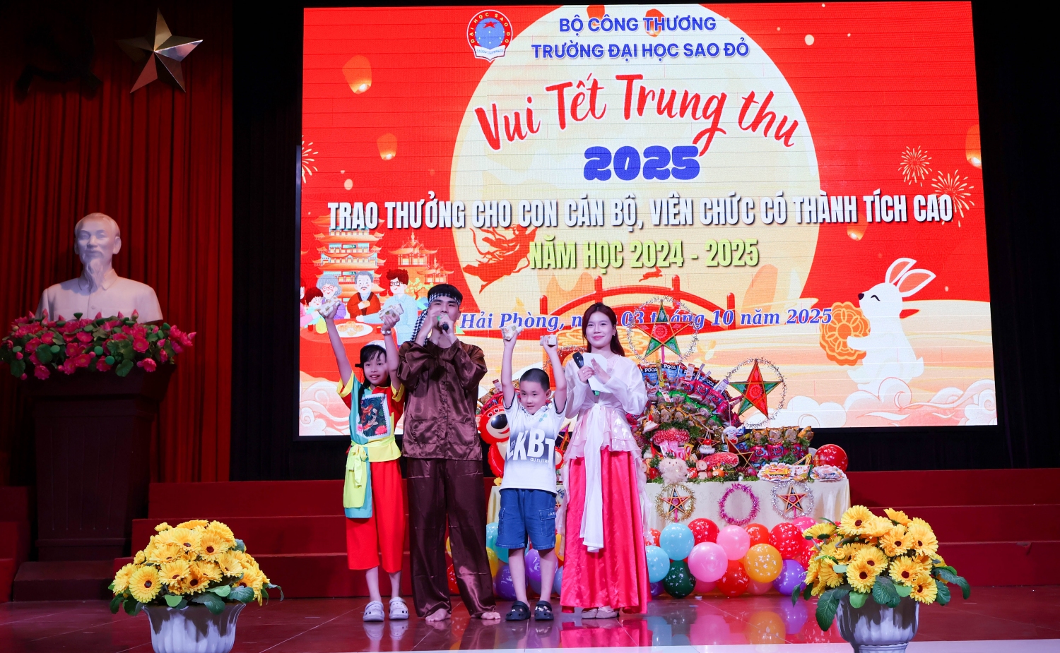 Các cháu thiếu niên, nhi đồng tham gia trò chơi cùng chú Cuội và chị Hằng Nga