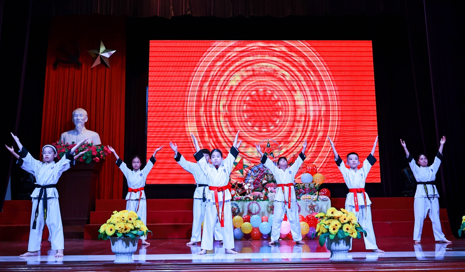 Chương trình văn nghệ đặc sắc do các cháu thiếu nhi là con cán bộ viên chức Nhà trường biểu diễn