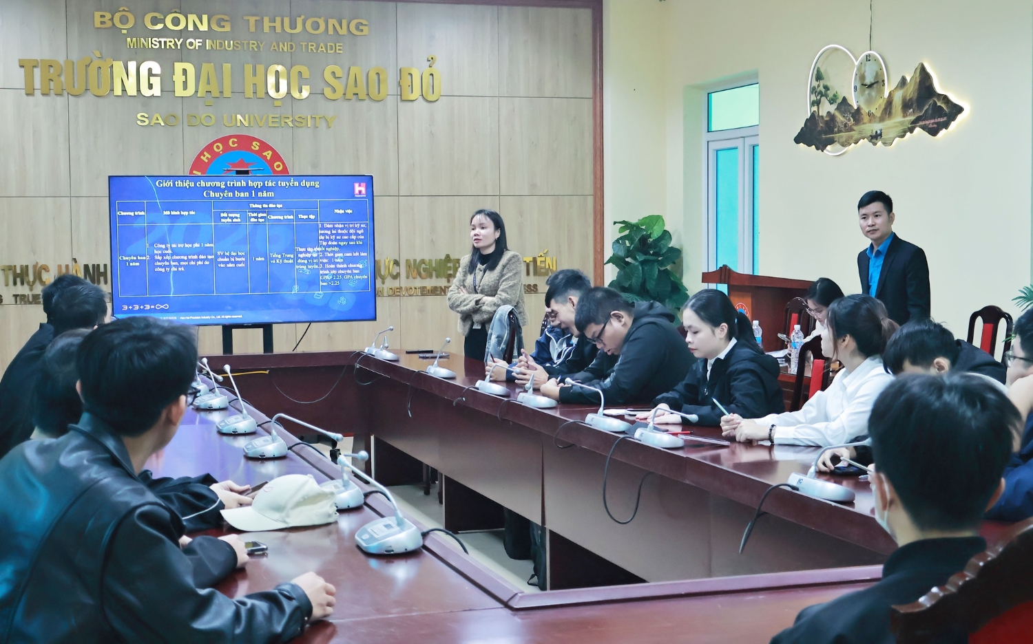 Trường Đại học Sao Đỏ phối hợp với Tập đoàn Hồng Hải tuyển dụng Cán bộ nguồn và Lớp chuyên ban