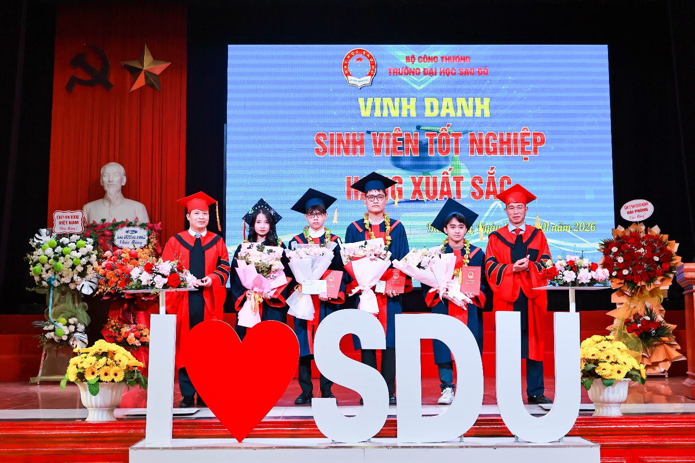 Lễ bế giảng và trao bằng kỹ sư Đại học chính quy khóa 12 khóa học 2021-2026