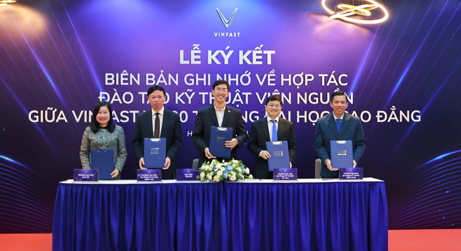 NGƯT. TS. Nguyễn Thị Kim Nguyên – Bí thư Đảng Ủy, Hiệu trưởng Trường Đại học Sao Đỏ ký kết biên bản ghi nhớ hợp tác với VinFast