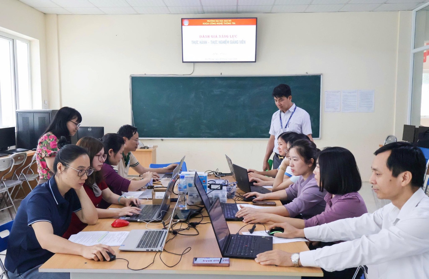 GIẢNG VIÊN KHOA CNTT KHẲNG ĐỊNH BẢN LĨNH CÔNG NGHỆ TẠI ĐỢT ĐÁNH GIÁ NĂNG LỰC THỰC HÀNH NĂM HỌC 2025-2026