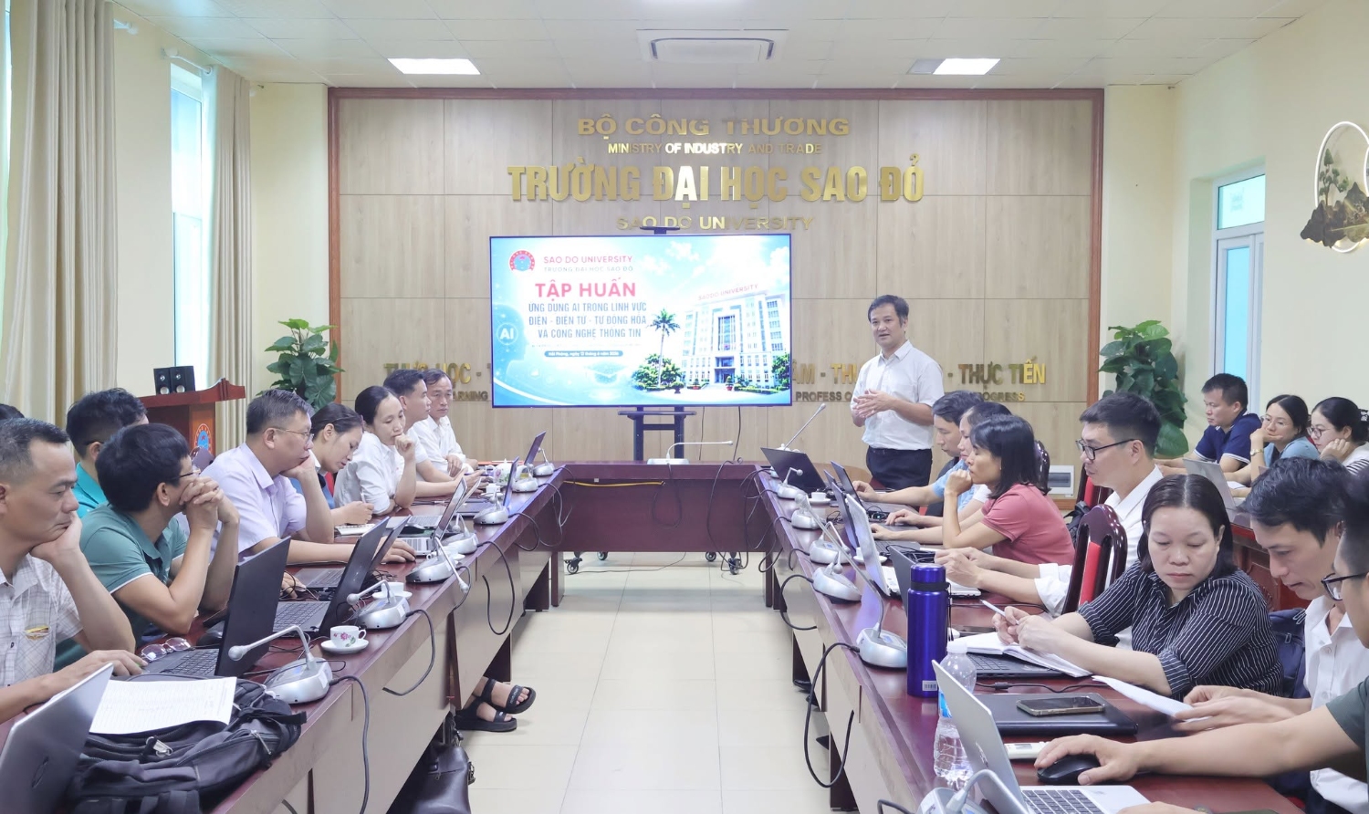 Giảng viên Khoa Công nghệ thông tin tiên phong tham gia chương trình bồi dưỡng chuyên sâu về Ứng dụng Trí tuệ nhân tạo (AI)